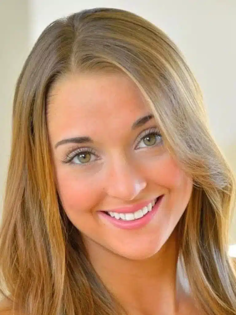 Lucy Mochi Model Biography Wiki Age Career Height Weight 
